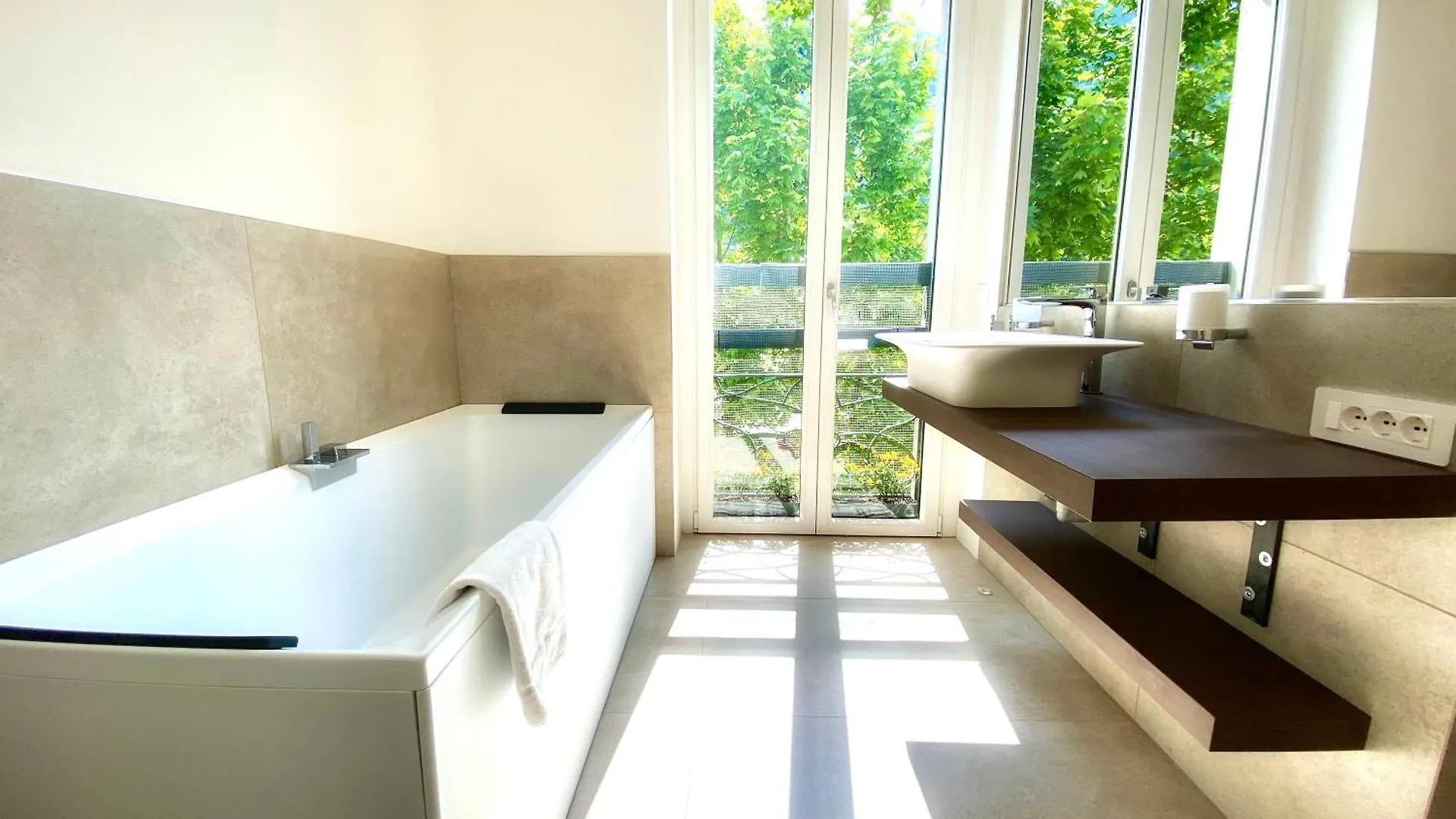 Historic Charm With Whirlpool - Motta Apartments コモ 0*,