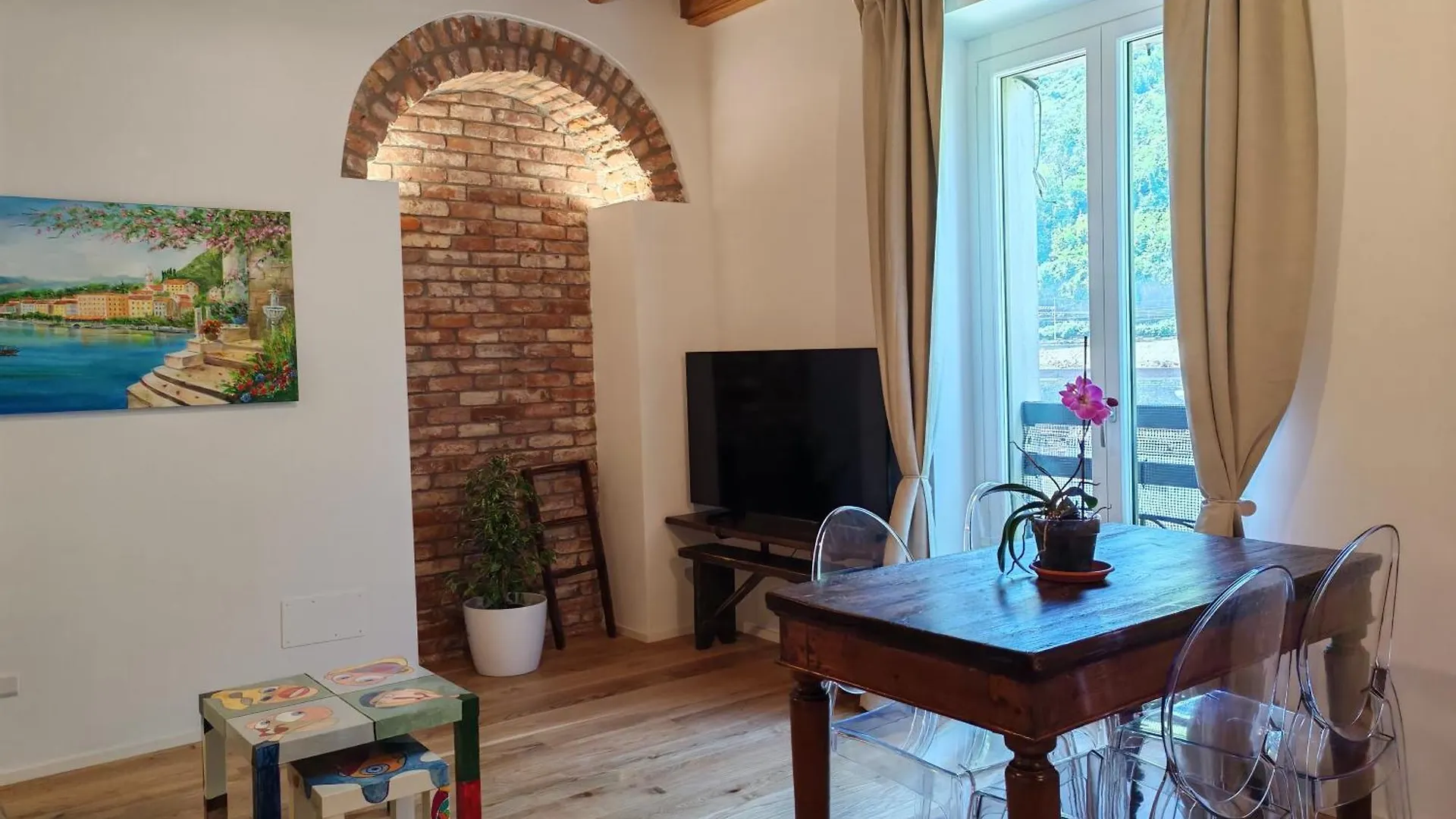 Historic Charm With Whirlpool - Motta Apartments コモ