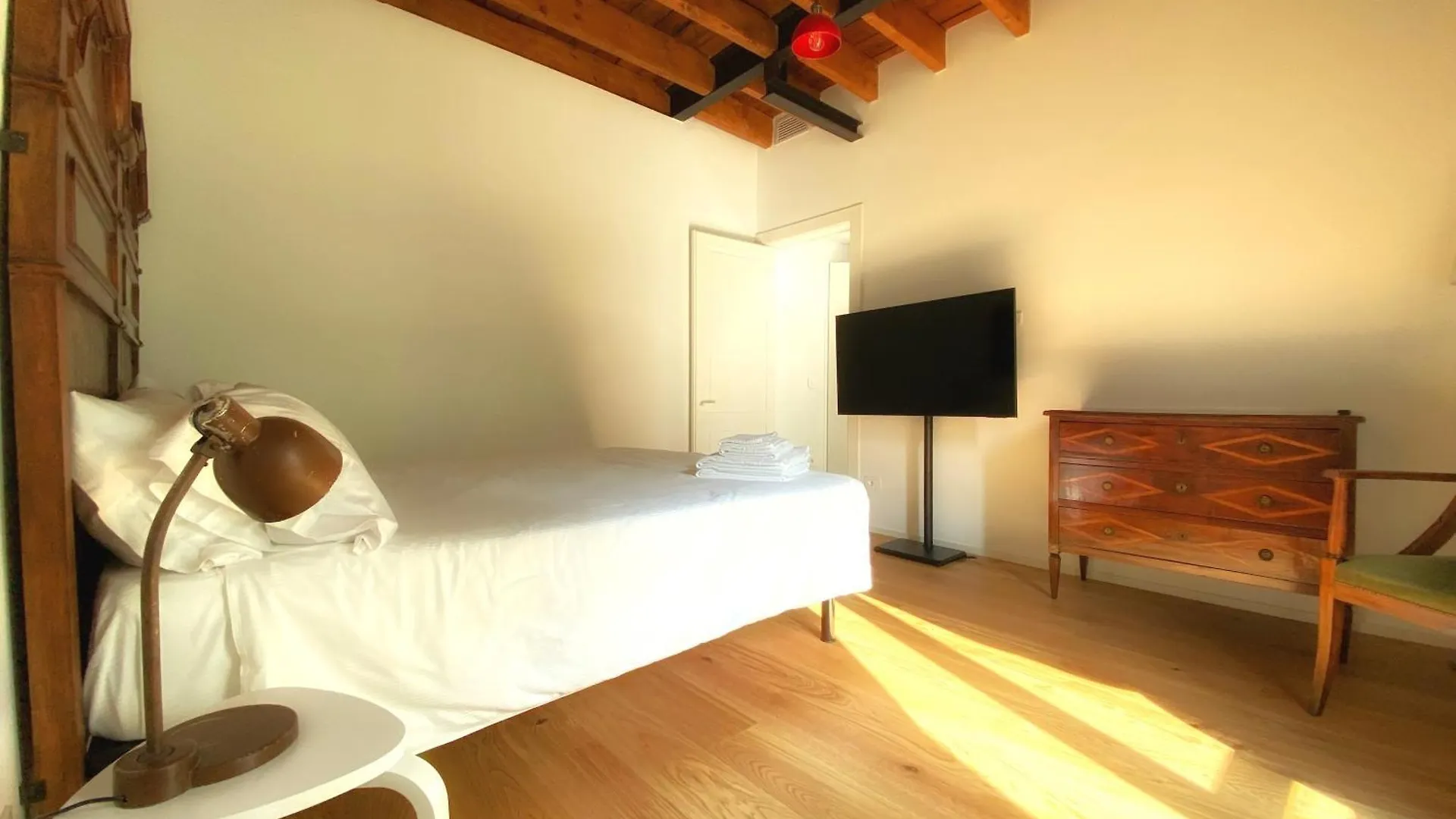 Historic Charm With Whirlpool - Motta Apartments コモ 0*,  イタリア
