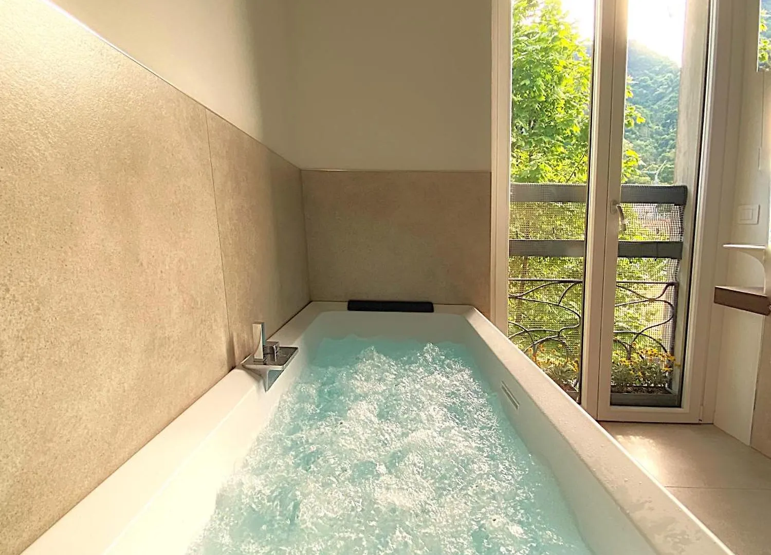 Historic Charm With Whirlpool - Motta Apartments コモ