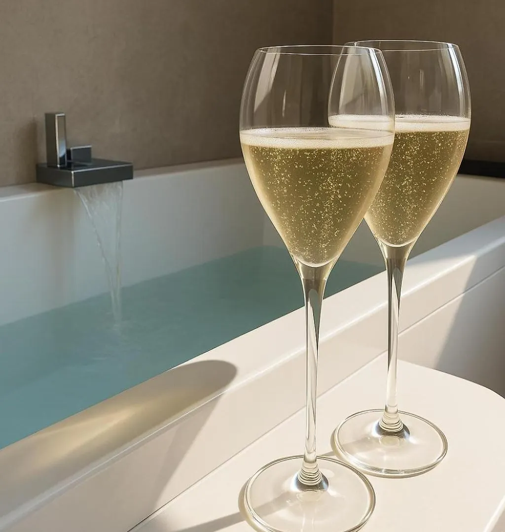 Historic Charm With Whirlpool - Motta Apartments コモ 0*,  イタリア