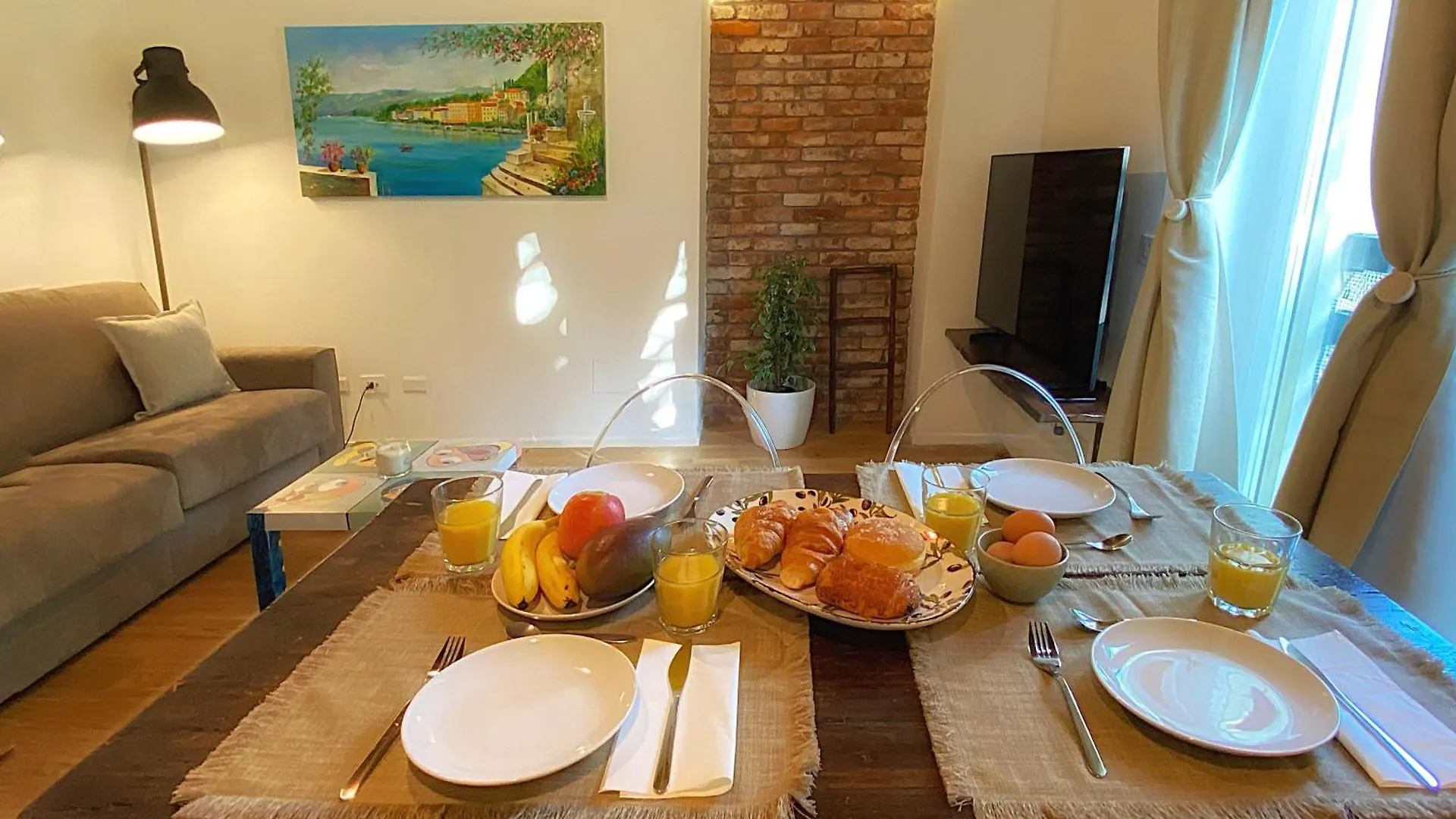 Historic Charm With Whirlpool - Motta Apartments コモ