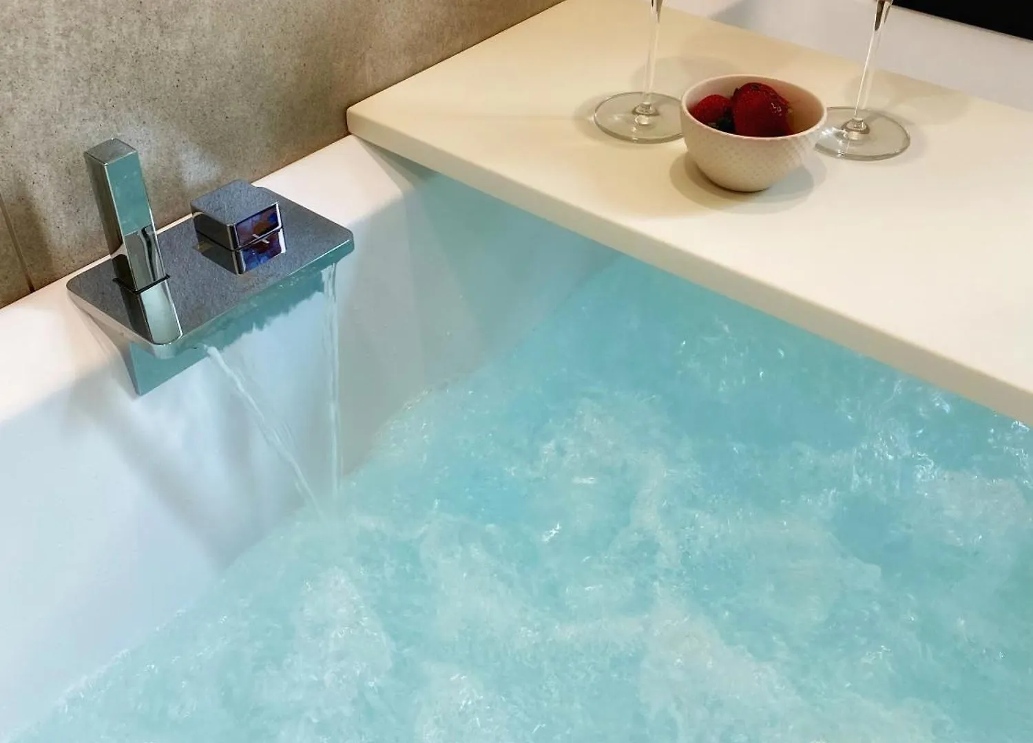 Historic Charm With Whirlpool - Motta Apartments コモ
