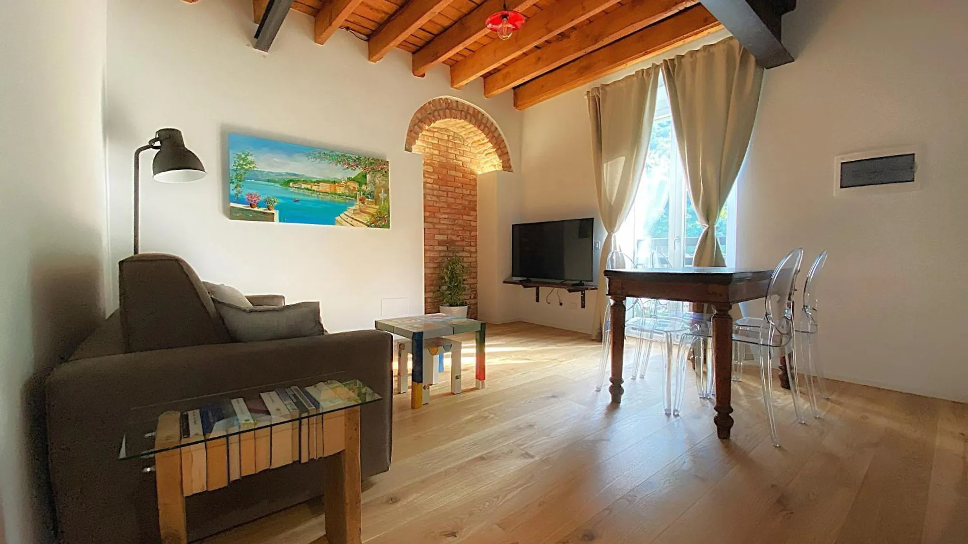 Historic Charm With Whirlpool - Motta Apartments コモ