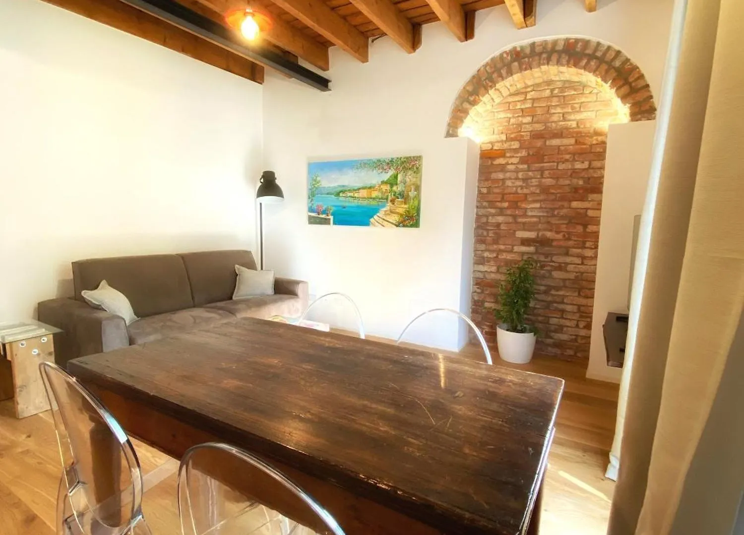 Historic Charm With Whirlpool - Motta Apartments コモ